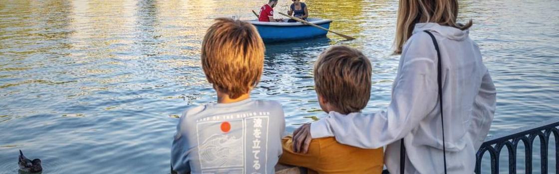 Retiro Parkı gölünde bir anne ve iki çocuğu