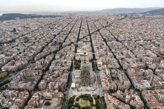 Barselona Eixample'ın kuş bakışı ızgara dokusu ve Sagrada Família