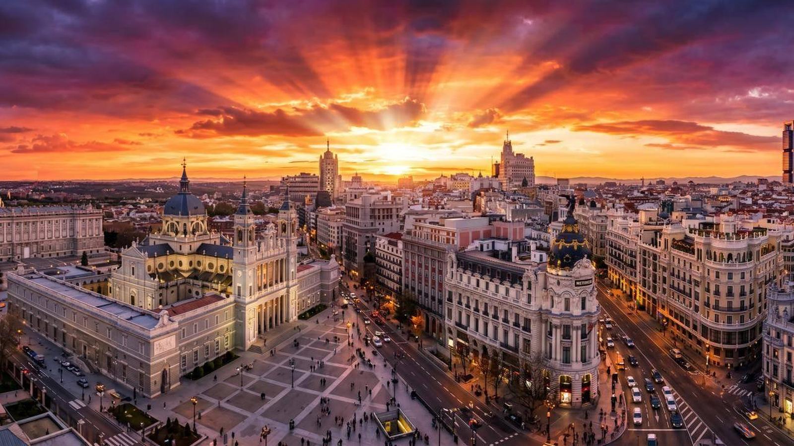 Madrid Gran Vía üzerinde gün batımı, İspanya'da yeni bir hayatın başlangıcı